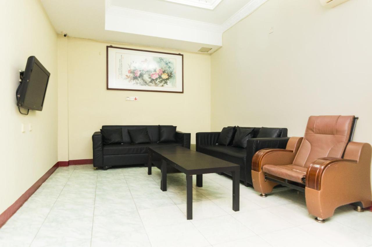 Vaccinated Staff - Oyo 1703 Terang Bintang Hotel Batam Luaran gambar