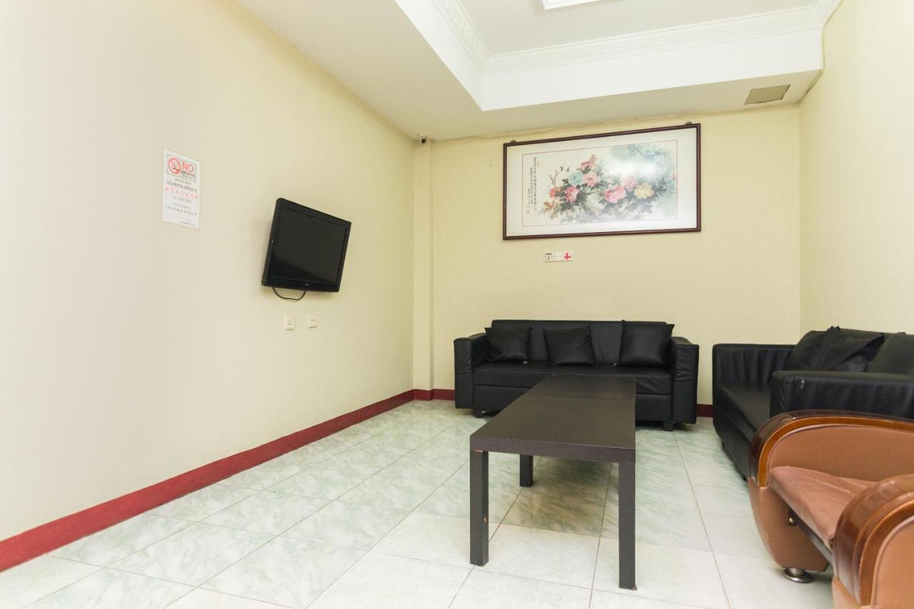 Vaccinated Staff - Oyo 1703 Terang Bintang Hotel Batam Luaran gambar