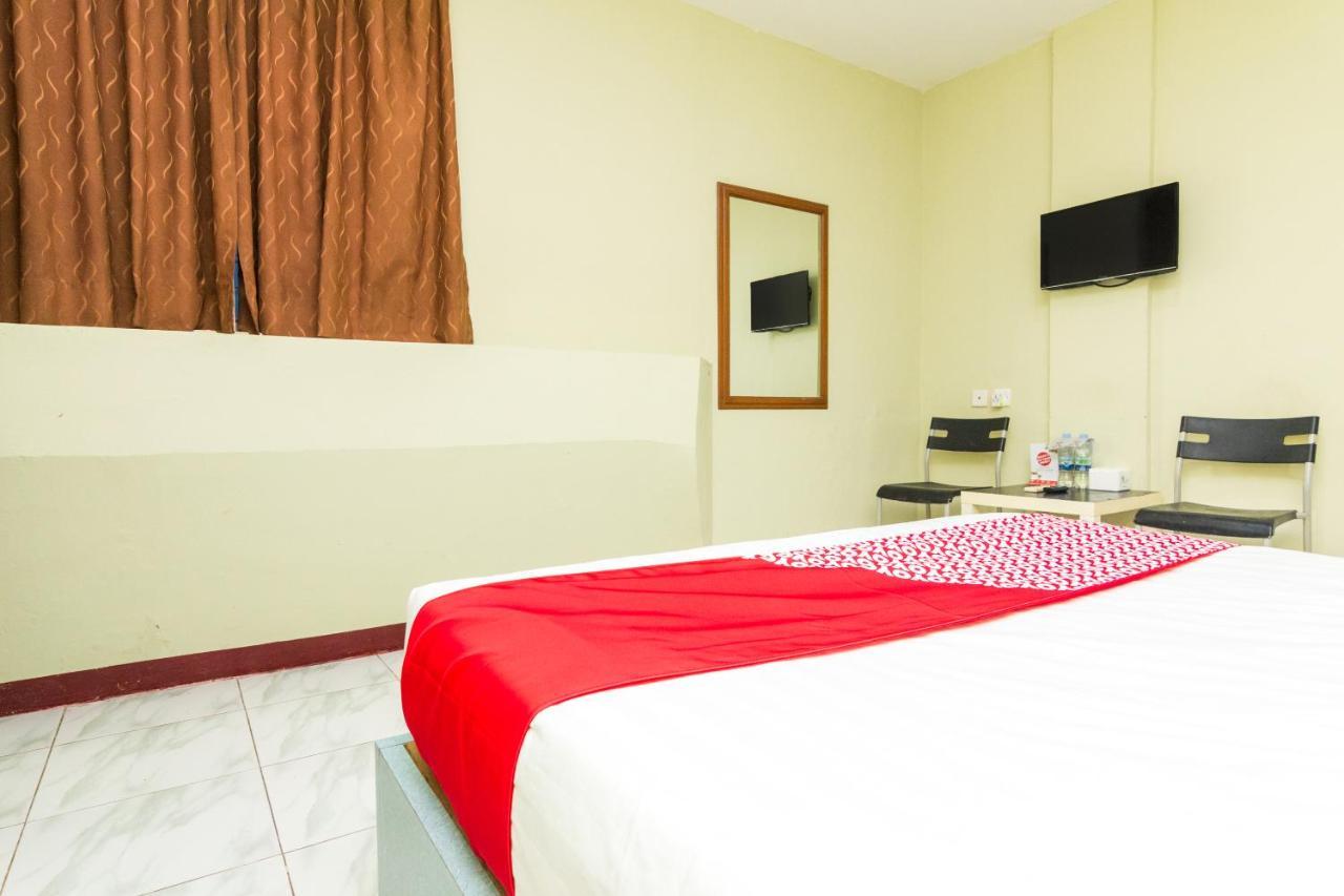 Vaccinated Staff - Oyo 1703 Terang Bintang Hotel Batam Luaran gambar